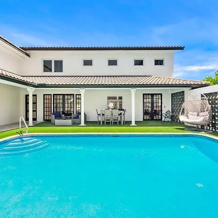Amazing 7 Bedroom Villa With Heated Pool Near The Beach